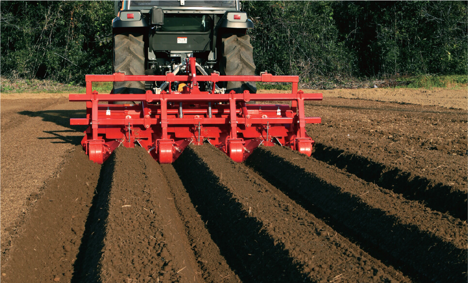 鋤柄農機　3畦成形機