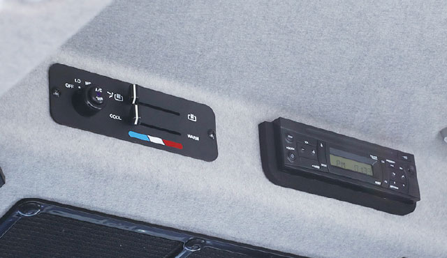 内外気切替式エアコン/USB外部入力端子付プレーヤー