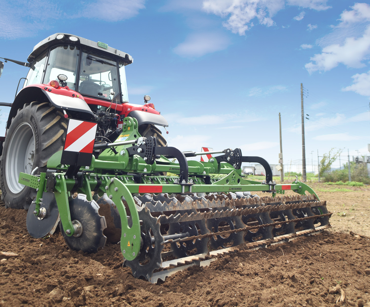 中央牧草センターが使用するヒサルラー社製『ラバータイプディスクハロー』。耕起作業を圧倒的な速度で、かつPTOを使用しないので燃料費を抑え低コストで行うことができる。